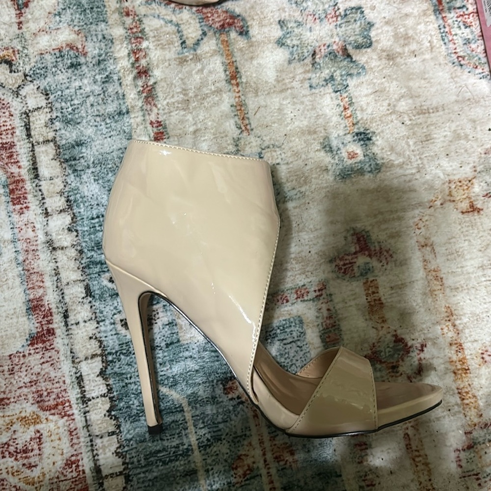 Great condition hardly warn tan size 8 Liliana dress shoe with 3 in heel